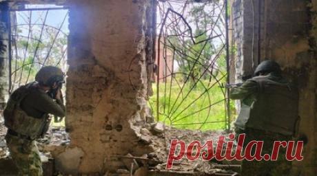 «Уводить «птичек» подальше от пацанов»: как в районе Константиновки воюют мобилизованные из Башкирии и с Южного Урала. После взятия Часова Яра фронт стремительно двинулся к Константиновке — следующему укреплённому и достаточно большому городу Донбасса. Украинское командование, чтобы остановить наступление российских войск, бросило в топку войны ещё больше солдат. Однако это не помешало нашим бойцам зайти в восточные районы города и установить огневой контроль над остальной его территорией. О…