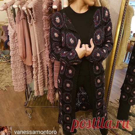 Ayni tarz pekcok hirka modeli var. Kullanilan ip farklilastirildiginda modelin spor gorunumden cikip nasil bambaska bir havaya da  burunebildiginin resmi.
@vanessamontoro 💕💕👏👏👏👏
Fiyat siparis ve bilgi icin mesaj gonderebilirsiniz.
_
_
_
#crochetersofinstagram #crochet #knitter #knitting #hirka #hırka #abiye #kisiyeozel #tasarım #tarz #farkli #moda #siyah #ceket #zarif