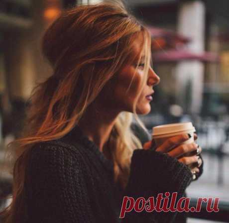 Давай о хорошем. Ты любишь мультфильмы? Конфеты? Ходить босиком? Валяться в сугробах, звонить на мобильный, &quot;Целую&quot; шепнуть перед сном? А небо? А звезды? А ветер летящий? А солнца лучи за окном? А радугу летом, а ягоды в чаще? Мурлыкать на пару с котом? Понежиться утром? Сходить за грибами? Купаться вдвоем в камышах... Давай о хорошем. О лучшем. О самых Простых и понятных вещах. Про утренний кофе и дым сигареты (Да, вредно, но так зашибись!). Давай проболтаем с тобой до рассвета Ты…
