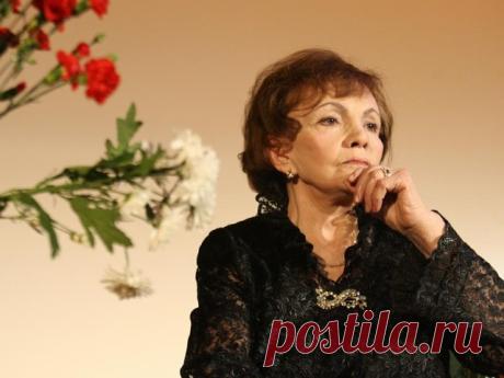 ༺🌸༻Как просто быть счастливой в этом мире, 
когда всю слякоть ливни с улиц смыли! 
И душу поскорее ты омой 
свободным смехом,светлыми слезами, 
и мир впервые жадными глазами 
открой кому-то и себе самой. 
 
Как просто быть счастливой , и не надо 
печалиться земным подобьем ада: 
измене друга , гибели любви... 
Опять учись терять, искать, сражаться 
и в зеркале надежды отражаться 
отвагою каракулей: "Живи!" 
 
Римма Казакова 

Эта удивительная женщина прожила нелегкую жизнь. С...