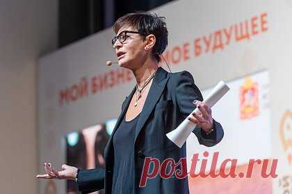 Арендатор обманул Ирину Хакамаду на сотни тысяч рублей. Арендатор квартиры публициста и политического деятеля Ирины Хакамады обманул ее на сотни тысяч рублей. Мужчина не оплачивал коммунальные услуги год, а когда собственница жилья попыталась заставить его заплатить, сбежал. Хакамада обратилась в суд и потребовала взыскать с жильца 300 тысяч рублей.