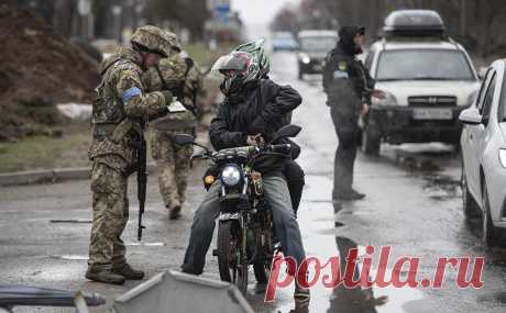 В Киеве сообщили о выдаче повесток на блокпостах. На блокпостах в Киеве и Киевской области тем, кто в базе числится как уклонист, выдают повестки, однако это не является «массовой раздачей», мероприятия проводятся для усиления мер безопасности, заявил комендант региона Олейник