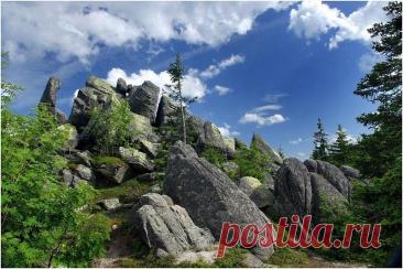 Национальный парк Таганай на Урале, Россия. Национальный парк Таганай, славящийся своей красотой, – один из самых популярных на Урале среди туристов.Интересных мест на территории национального парка – множество. Туристы могут увидеть здесь огромные горные хребты и причудливые каменные останцы, россыпи курумников и удивительную...