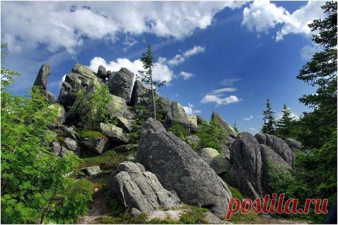 Национальный парк Таганай на Урале, Россия. Национальный парк Таганай, славящийся своей красотой, – один из самых популярных на Урале среди туристов.Интересных мест на территории национального парка – множество. Туристы могут увидеть здесь огромные горные хребты и причудливые каменные останцы, россыпи курумников и удивительную...