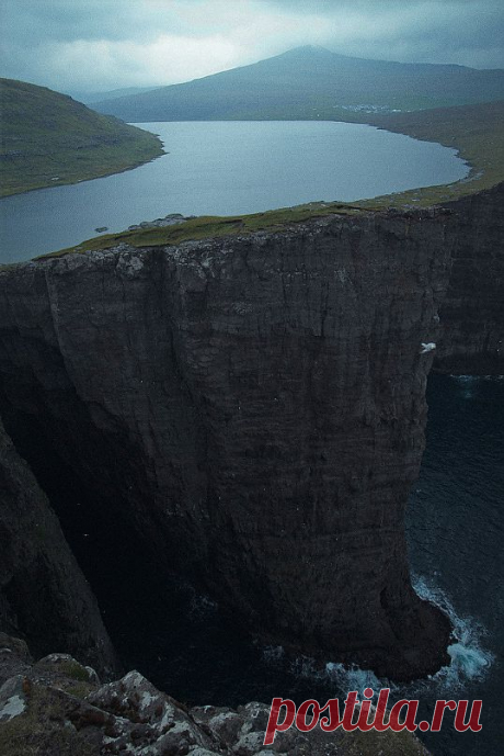 Озеро Sørvágsvatn (Leitisvatn) на острове Vágar, входящем в группу Фарерских островов.