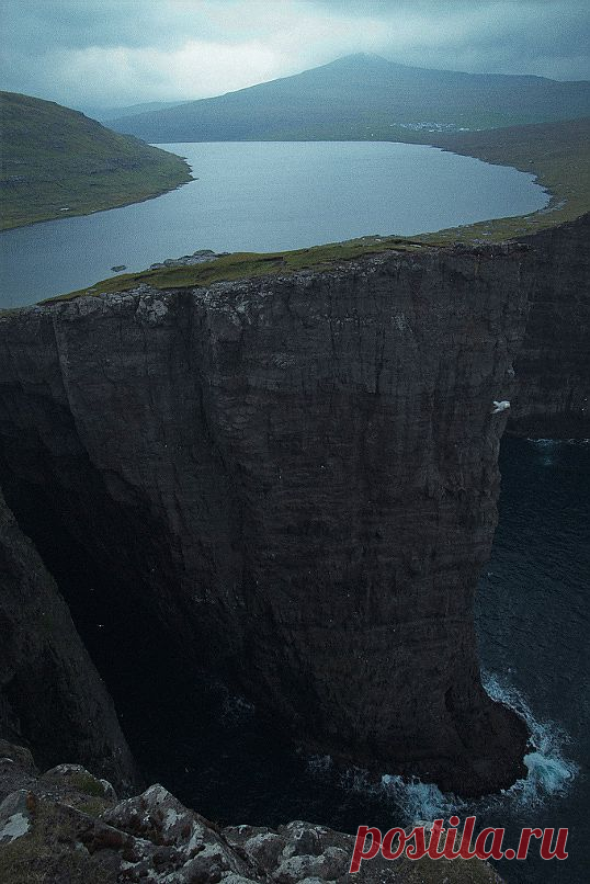 Озеро Sørvágsvatn (Leitisvatn) на острове Vágar, входящем в группу Фарерских островов.
