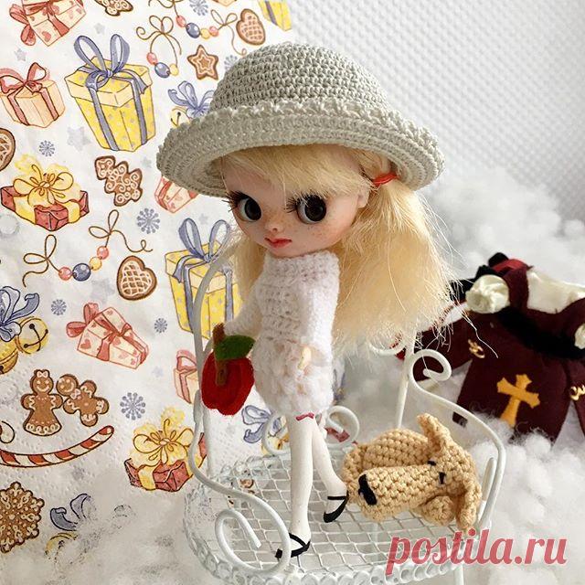 Оригинальная куколка Петит Блайз (Takara) Petit Blythe PBL-57 Apple Sweet Angel после переделки (кастома) сняла свое готическое платье и стала нежной девочкой.
Рост 11см
Глаза закрываются.
Ножки сгибаются.
Милый ангел Apple теперь не живет  в лесах.
Но Ее лучшими  друзьями остались - олень, кролики и белки и собаки!.
Оригинальное платье прилагается.