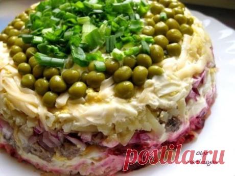 Салат "Лоцман"
4 шт. картофеля, 1 свекла, 1 луковица, 1 банка консерв.сардин (сайры, тунца или горбуши) 200 гр.сыра, 3 яйца, зеленый горошек 1/3 банки, зеленый лук, майонез, соль, перец по вкусу.
Овощи, яйца отварить, очистить натереть на терке. Выкладывать слоями в выстланной пленкой миске. Потом мы ее перевернем, поэтому все слои выкладываем в обратной последовательности.
1 слой горошек
2 слой сыр
3 слой яйца
4 слой картофель
5 слой лук(у меня фиолетовый замаринованный в лимоне)
6 слой рыба