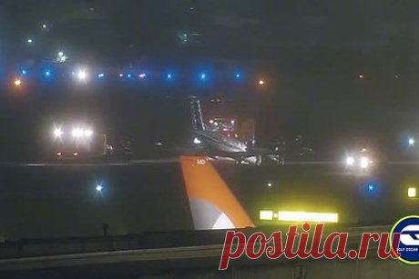 Самолет сломал шасси при посадке, упал на нос и попал на видео. Иностранный самолет сломал шасси при посадке и на время заблокировал работу аэропорта Конгоньяс в Сан-Паулу, Бразилия. Непредвиденная ситуация произошла 1 ноября. Лайнер выполнял медицинский рейс и перевозил пациента, при приземлении у него сломалась передняя стойка шасси, после чего он упал на нос.