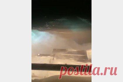 В российском регионе пропала дорога. В Якутии после сильных осадков под снегом полностью пропала дорога, и коммунальщикам пришлось прорубать ее заново с помощью мощной техники. Кадры работы дорожных служб публикует Telegram-канал якутского предприятия «Дороги Арктики». Техника пробивается сквозь огромный сугроб, который почти достигает капота трактора.