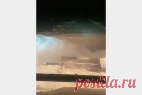 В российском регионе пропала дорога. В Якутии после сильных осадков под снегом полностью пропала дорога, и коммунальщикам пришлось прорубать ее заново с помощью мощной техники. Кадры работы дорожных служб публикует Telegram-канал якутского предприятия «Дороги Арктики». Техника пробивается сквозь огромный сугроб, который почти достигает капота трактора.