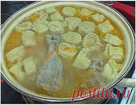 КУРИНЫЙ СУП  С ЧЕСНОЧНЫМИ ГАЛУШКАМИ-РУЛЕТИКАМИ
Рецепт этого супа я дала своей подруге, которая жаловалась, что ее ребенок вообще ничего не ест. И вот недавно она мне сказала, что ребенок просит теперь этот супчик каждый день ))
Друзья, поверьте, это очень вкусно! Очень наваристый, ароматный суп! В приготовлении рулетиков ничего сложного нет, а если их приготовить заранее много и заморозить, то приготовить такой вкуснейший супчик будет просто элементарно )).
Ингредиенты
Курица - 0,5 шт
Картофе
