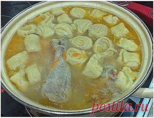 КУРИНЫЙ СУП  С ЧЕСНОЧНЫМИ ГАЛУШКАМИ-РУЛЕТИКАМИ
Рецепт этого супа я дала своей подруге, которая жаловалась, что ее ребенок вообще ничего не ест. И вот недавно она мне сказала, что ребенок просит теперь этот супчик каждый день ))
Друзья, поверьте, это очень вкусно! Очень наваристый, ароматный суп! В приготовлении рулетиков ничего сложного нет, а если их приготовить заранее много и заморозить, то приготовить такой вкуснейший супчик будет просто элементарно )).
Ингредиенты
Курица - 0,5 шт
Картофе