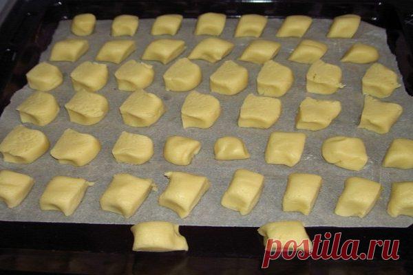 Печенье невероятно нежное, прям тает во рту! Мучное печенье — это настоящая бомба вкуса! Я готовила, покупала и пробовала много разного печенья, но это печенье переплюнуло все! Печенье невероятно нежное, и рассыпается едва коснувшись языка, но при этом тает во рту, а не в руках! Любите такое? Тогда обязательно дочитайте рецепт до конца, и сохр