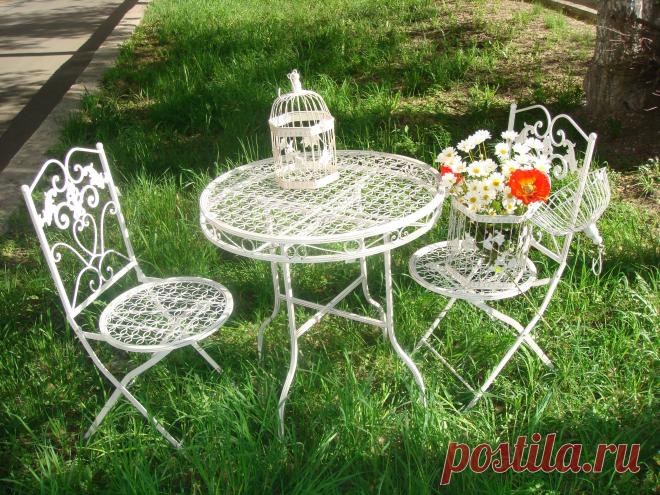 Белую и цветную ажурную металлическую мебель и декор в стиле Прованс и Кантри для дизайна интерьера квартиры, дома, дачи, кухни, столовой, спальни и гостиной, а также для ресторанов, магазинов, гостиниц и баров можно недорого купить в интернет магазине Уголок Прованса в Москве.