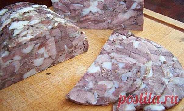Запись на стене ЗЕЛЬЦ.ИНГРЕДИЕНТЫ:1 свиная рулька3 куриные грудкилавровый лист2 головки чеснокаореганосольперецПРИГОТОВЛЕНИЕ:Мясо тщательно вымойте. Рульку положите в кастрюлю, залейте водой и варите 3 часа с момента закипания. За час до готовности добавьте курятину и лаврушку.Затем выньте мясо, пока оно теплое, отделите от костей, разберите руками на небольшие волокна, кожицу порвите руками на небольшие кусочки.<...