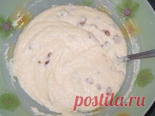 Манник с изюмом
Нам потребуется:
-1 стакан манной крупы
-1 стакан кефира
-0.5 стакана сахара
-80 гр. растопленного сливочного масла или маргарина
-75 гр. изюма
-1 шт. яйцо
-1 пакетик ванильного сахара
-0.5 чайной ложки соды (погасить уксусом)
-щепотка соли
Изюм ошпарить кипятком, воду слить а изюм обсушить и смешать с щепоткой муки.
Яйцо слегка взбить миксером с солью,сахаром и ванильным сахаром, влить кефир, масло, добавить манную крупу, изюм и соду, все хорошо размешать.
Дать смеси 