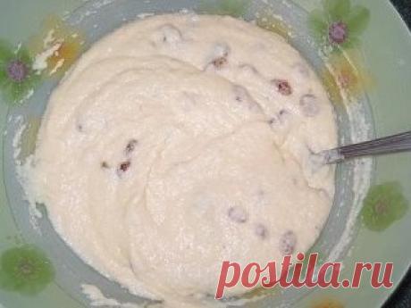 Манник с изюмом
Нам потребуется:
-1 стакан манной крупы
-1 стакан кефира
-0.5 стакана сахара
-80 гр. растопленного сливочного масла или маргарина
-75 гр. изюма
-1 шт. яйцо
-1 пакетик ванильного сахара
-0.5 чайной ложки соды (погасить уксусом)
-щепотка соли
Изюм ошпарить кипятком, воду слить а изюм обсушить и смешать с щепоткой муки.
Яйцо слегка взбить миксером с солью,сахаром и ванильным сахаром, влить кефир, масло, добавить манную крупу, изюм и соду, все хорошо размешать.
Дать смеси "набухну