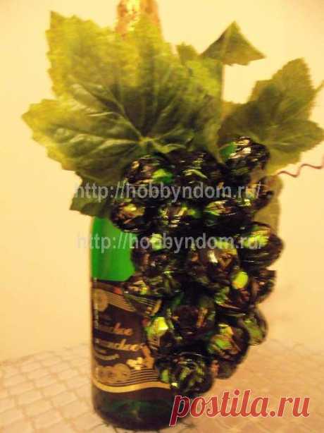 Виноград из конфет для бутылки.