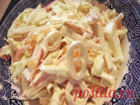 Три простых салатика с кальмарами
1. Салат «Мартовский»
Ингредиенты:
- 500 грамм кальмаров
- 5 свежих огурчиков;
- банка консервированных ананасов;
- 5 яиц;
- густой майонез;
- лимон.
Приготовление:
Подготавливаем кальмаров для салата
Для приготовления салата с кальмарами, надо подготовить их. Стоит покупать тушки, которые сначала чистят, ошпаривая кипятком и вытягивая спинную хорду, засунув руку в кальмара. Потом счищают верхнюю пленку ножом или руками. Кальмара закладывают в кастрюлю с кип