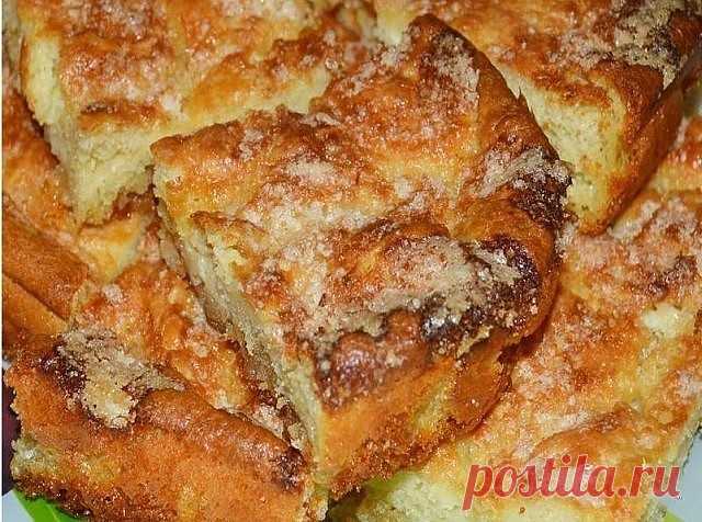 Быстрый пирог к чаю. Нет проще!
Тесто: стакан кефира, 3 яйца,0,5 ч. ложки соды,соль, сливочное масло(растопленное)100гр, мука. Тесто должно получиться как сметана.1/2 часть теста выливаем в форму, далее начинку(у меня жареная капуста)и еще 1/2 часть теста. Сверху немного сливочного масла(натертого)и посыпать тертым сыром.
В духовку при 180
Приятного аппетита!