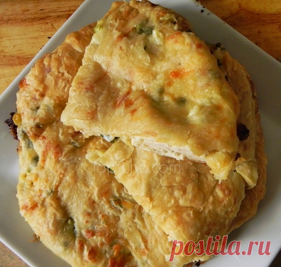 Куриная лепешка 
Афтар: КонАццкий Syndrom
По мотивам, так сказать, куриной братсула - грузинской лепешки.Тесто тут нужно слоеное. У меня покупное. Помню, лет семь назад пробовал сделать слоеное тесто сам. Получилось.…