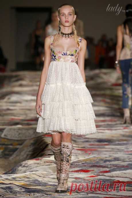 Бохо-шик и немного панка в коллекции Alexander McQueen весна 2017