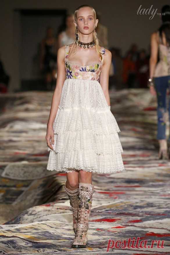 Бохо-шик и немного панка в коллекции Alexander McQueen весна 2017