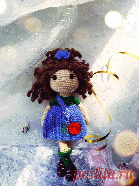 PDF Куколка Арина крючком. FREE crochet pattern; Аmigurumi toy patterns. Амигуруми схемы и описания на русском. Вязаные игрушки и поделки своими руками #amimore - кукла в сарафане из обычной пряжи, куколка девочки.