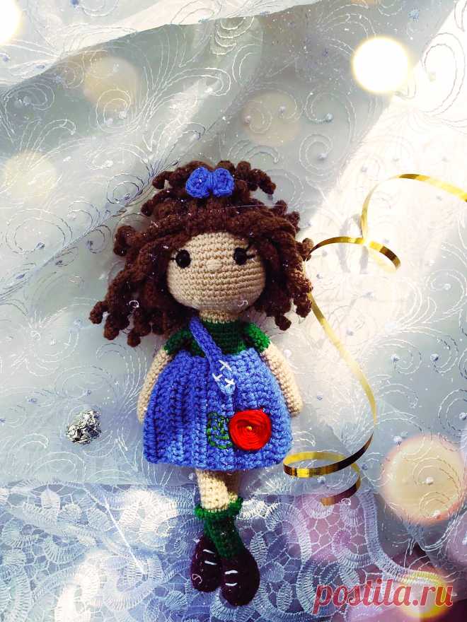 PDF Куколка Арина крючком. FREE crochet pattern; Аmigurumi toy patterns. Амигуруми схемы и описания на русском. Вязаные игрушки и поделки своими руками #amimore - кукла в сарафане из обычной пряжи, куколка девочки.