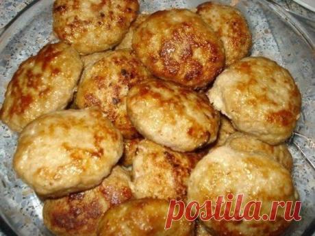 Любимые "секретные" котлетки

Мои котлетки любит вся моя семья . Но то что их полюбил наш внук -это для меня загадка ! Он такой привереда в еде. В любое время суток не отказывается только от конфеток и бабушкиных котлеток!
Вот и хочу предложить вам свой вариант , есть в нем своя "изюминка". Будет вкусно!

Ингредиенты:

1-1,5 кг фарша (у меня свинина+говядина)
3-4 средних картошины ( сырые )
3-4 луковицы
1 булочка (или белый хлеб)
1 яйцо
молоко
соль , перец , горчица , раст...