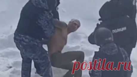 &quot;Три дня котовасили&quot;: соседка рассказала о семье из Казани, где отец выкинул дочь из окна. Полиция в Казани несколько раз за последние три дня приезжала к семье, где отец сегодня выкинул из окна двухлетнюю дочь, спасая ее от воображаемого пожара. Об этом &quot;Газете.Ru&quot; рассказала соседка Марина. По ее словам, в семье трое ...