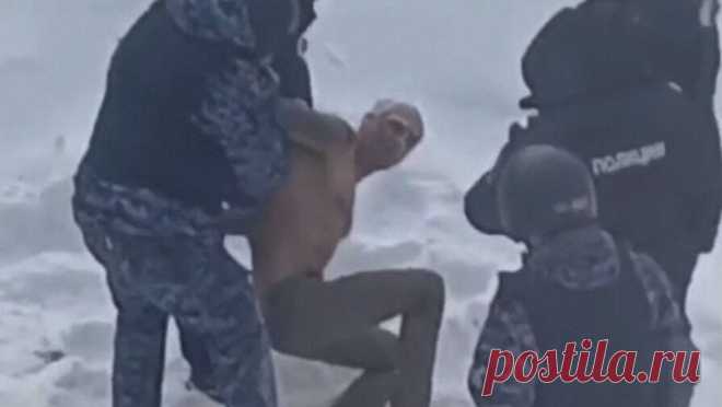"Три дня котовасили": соседка рассказала о семье из Казани, где отец выкинул дочь из окна. Полиция в Казани несколько раз за последние три дня приезжала к семье, где отец сегодня выкинул из окна двухлетнюю дочь, спасая ее от воображаемого пожара. Об этом "Газете.Ru" рассказала соседка Марина. По ее словам, в семье трое ...