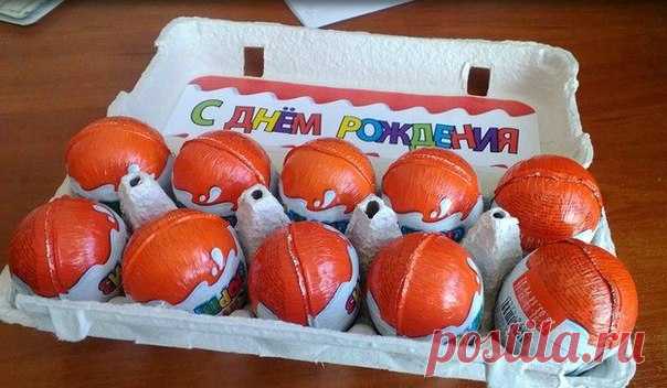 Киндер сюрприз в лотке.