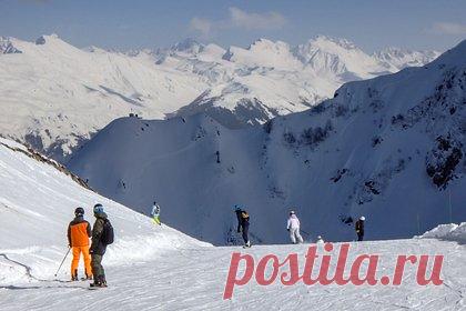 Российским туристам раскрыли оптимальную стоимость отдыха в Сочи на Новый год. Россиянам раскрыли оптимальную стоимость отдыха в Сочи на зимние праздники. В пресс-службе управляющей компании горнолыжного курорта «Красная Поляна» отметили, что на Новый год выкуплено уже порядка 45 процентов номеров. При этом пятизвездочные отели заполняются чуть лучше, чем в аналогичный период 2021 года.