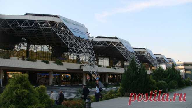 В аэропорту Сочи сняли ограничения. В аэропорту Сочи сняли ограничения на прием и выпуск самолетов. Об этом сообщил в своем Telegram-канале официальный представитель Росавиации Артем Кореняко. "Экипажи воздушных судов, авиадиспетчеры и службы аэропортов приняли все ...