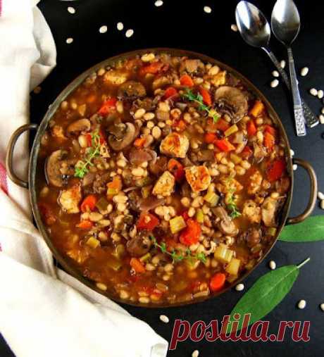 Кассуле - наваристый французский микс рагу и запеканки 
Ингредиенты: • 1 чашка сушеной белой фасоли (или 3 чашки консервированной / отваренной) • 225гр сейтана или соевых кусочков, нарезанных кубиками • 1 столовая ложка оливкового масла • 1 среднего разм…