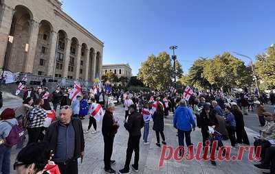 В Тбилиси митингующие против муниципальных выборов собираются у парламента. Демонстранты перекрыли проспект Руставели