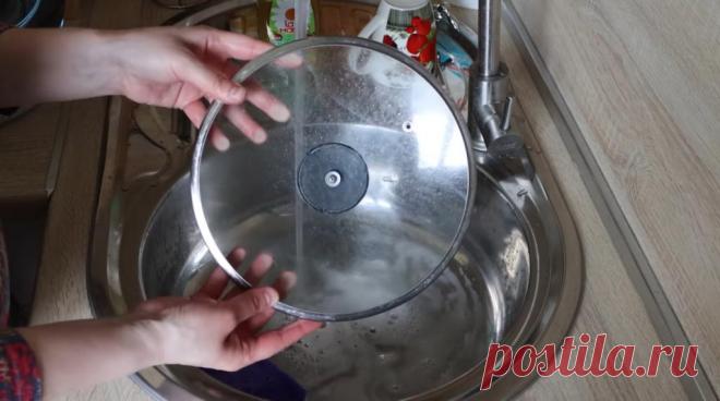 Полы и посуда сверкают от чистоты: отмываем их домашним средством без химии