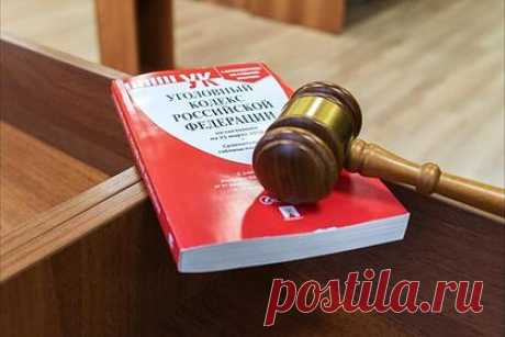 Российского бухгалтера обвинили в мошенничестве на 131 миллион рублей. В Якутии прокуратура утвердила обвинительное заключение по уголовному делу в отношении бывшего главного бухгалтера Производственного кооператива Артель старателей «Пламя» по делу о хищении 131 миллиона рублей. Она использовала схему с незаконными возвратами денег под видом якобы излишне уплаченных налогов.