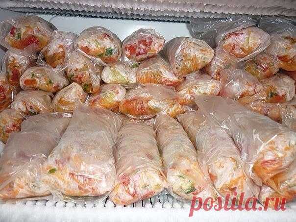 Заправка для супчиков.

Каждое лето-осень делаю эту заморозку. Кладу её во все первые блюда, гарниры, мясо, рыбу, да много куда. Цвет у супчика становится красочный, а запах летний. Делается всё очень просто, заправки получается много - с одной порции 4-х-литровая кастрюля.

Состав:
Лук - 1кг
Морковь - 1кг
Перец болгарский (желательно разных цветов) - 1 кг
Помидоры - 1 кг
Много зелени, я обычно кладу петрушку и укроп. Остальную зелень замораживаю отдельно.

Пусть вас не см...