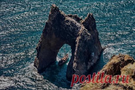 Золотые Ворота главная достопримечательность Карадага. Они находится сразу за Разбойничьей бухтой. Скала, торчащая из воды неподалеку от берега, насквозь прорезана аркой естественного происхождения. Ворота из базальта-желтого цвета, поэтому в два-три часа дня они светятся, как будто золотые. Ворота охраняет каменный Лев, а Львиную Бухту замыкает скала Маяк. 
Показать полностью…