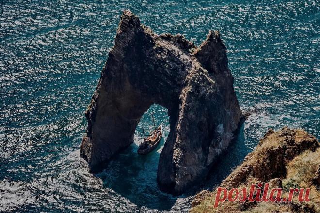 Золотые Ворота главная достопримечательность Карадага. Они находится сразу за Разбойничьей бухтой. Скала, торчащая из воды неподалеку от берега, насквозь прорезана аркой естественного происхождения. Ворота из базальта-желтого цвета, поэтому в два-три часа дня они светятся, как будто золотые. Ворота охраняет каменный Лев, а Львиную Бухту замыкает скала Маяк. 
Показать полностью…