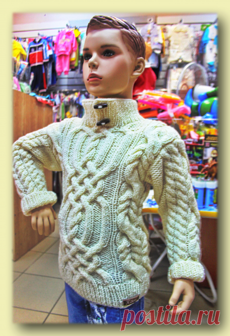 Такой джемпер вы не встретите в магазине.
Джемпер связан для мальчика на рост 104-112 см в стиле аранского вязания. Рельефные косы и сложные переплетения невольно приковывают взгляд.. Рельефные рисунки идут спереди, по спинке и рукавам модели. Яркая, индивидуальная разработка модели, надеюсь, приведет в восторг немало ценителей прекрасного. 
Узоры из широких рельефных кос  вяжутся нелегко, и достаточно долго. Зато результат - непревзойденная красота изделия. Магазин: rikki71.livemaster.ru