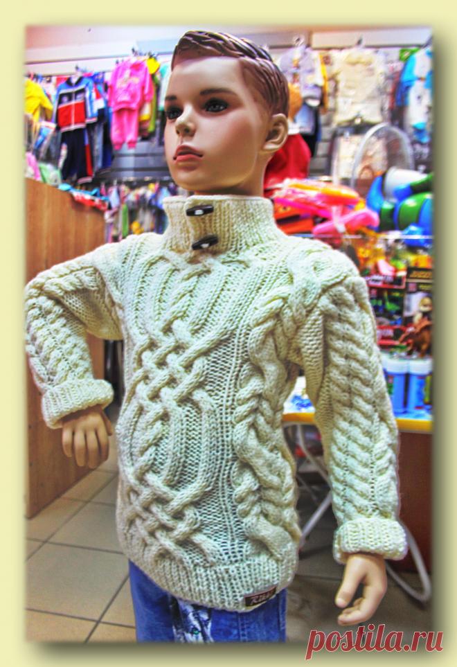 Джемпер связан для мальчика на рост 104-110 см в стиле аранского вязания. Рельефные косы и сложные переплетения делают данную модель необычайно притягательной. Рельефные рисунки идут спереди, по спинке и рукавам модели.
Яркая, индивидуальная разработка модели, надеюсь, приведет в восторг еще немало ценителей прекрасного.
Если вы хотите видеть вашего мальчика самым красивым и ярким, подарите ему такую интересную, дизайнерскую вещь от мастера RIKKI. Магазин: rikki71.livemaster.ru