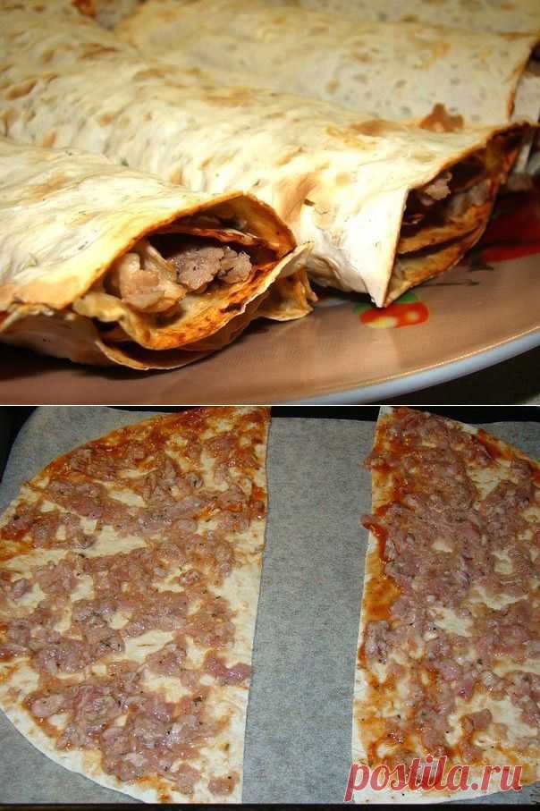 ЛАМАДЖО на ЛАВАШЕ !!!  **Начинка:  мясной фарш 300г, минер/вода без газа (фарш д/б жидковат), хмели-сунели, специи, соль. *Лист лаваша кладем на смаз/противень или застелим  пек/бумагой. Лаваш смажем кетчупом, сверху тонк/слой начинки. Лаваш режем пополам, удобней скручивать. *В духовку на 5мин, при 175 с обдувом. *Еще горячими скрутим рулетом. Подаём к шурпе или к бульону. *Смачно !!!