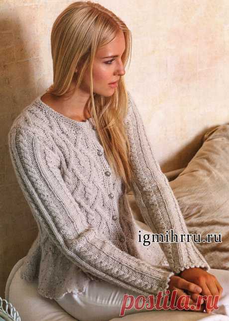 Теплый светло-серый жакет с ромбами и косами. Вязание спицами