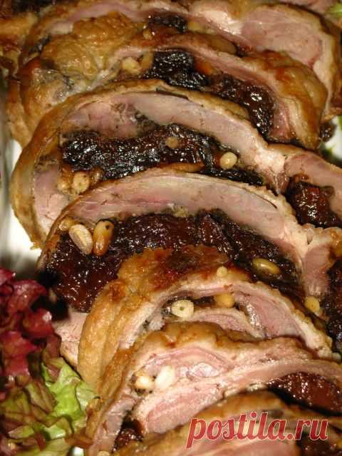 Утиный рулет с черносливом и орехами