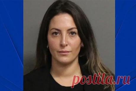 Сотрудница школьной столовой попала под суд за секс с учеником. В США арестовали сотрудницу школьной столовой, обвиняемую в сексуальном контакте с подростком. Под суд попала 31-летняя Энди Розафорт из города Нью-Фэрфилд, штат Коннектикут. Расследование в отношении женщины началось 17 января, когда администрация средней школы города обратилась в полицию.