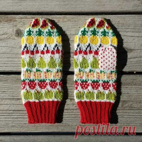 Варежки с фруктовым узором, вяжем спицами